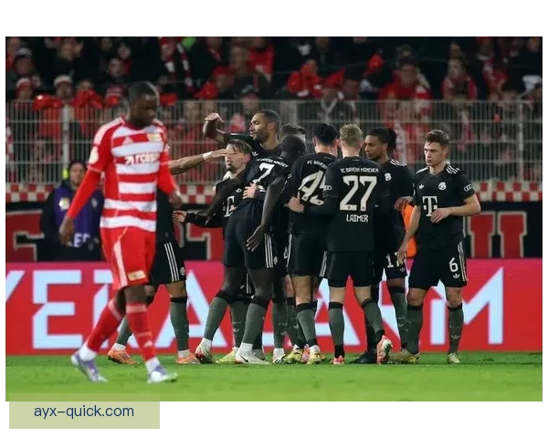 德累斯顿与赫塔球迷互掷烟火致比赛中断20分钟双方冲突引发赛场混乱 德累斯顿与赫塔球迷互掷烟火致比赛中断20分钟双方冲突引发赛场混乱